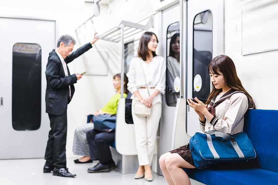 日本の静かな電車内に驚き（写真はイメージ）【写真：写真AC】