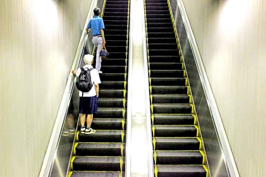 エスカレーター利用時に片側を空ける日本人（写真はイメージ）【写真：写真AC】
