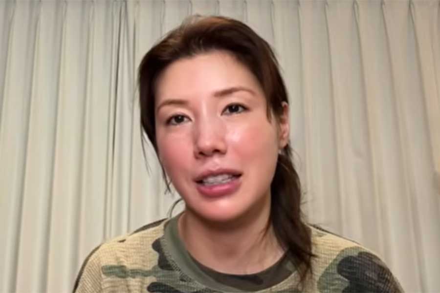 視聴者から寄せられた質問に答える仲里依紗さん【出典:YouTube「仲里依紗です。」よりスクリーンショット】