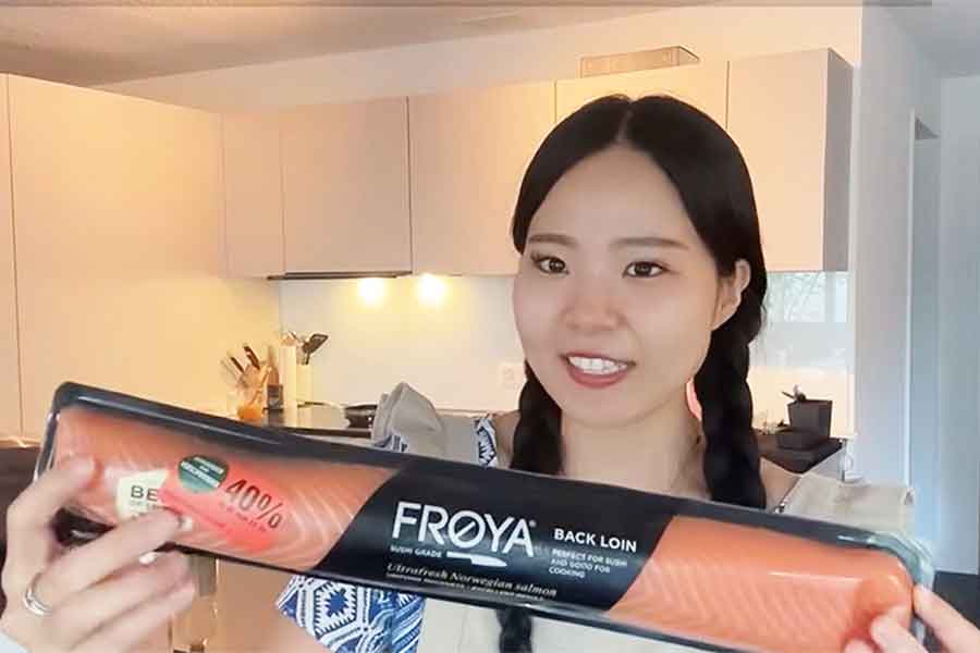 スイスのスーパーで購入した、ノルウェー産の寿司用サーモン【出典：YouTube「Shizuka スイス在住日本人の生活」よりスクリーンショット】