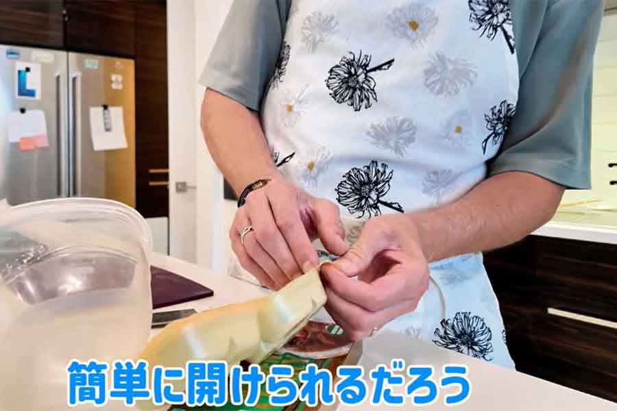 開けやすい設計になっている日本のパッケージに感心【出典：YouTube「Chihori’s Vlog」よりスクリーンショット】