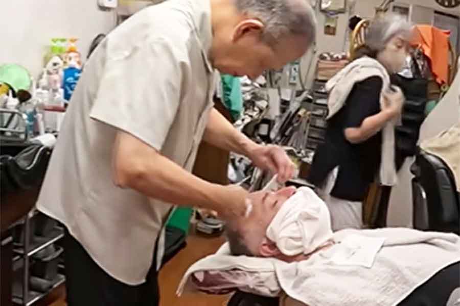 日本の理容室で施術を受けるお父ちゃん【出典：YouTube「Macaron Chan 南フランス田舎娘」よりスクリーンショット】