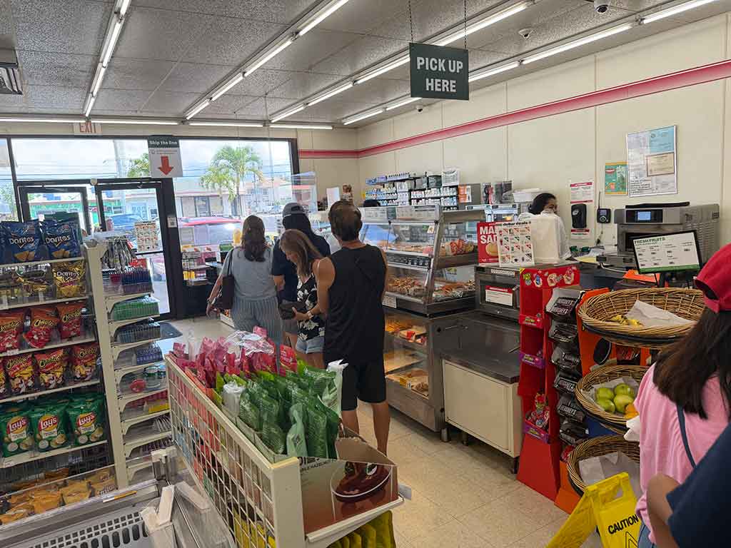 実はアメリカ・テキサス州生まれのセブン-イレブン。現在、ハワイの店舗は日本企業が経営しているので、日本の商品も多い【写真：i-know】