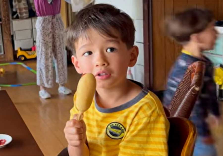 アメリカンドックがお気に入りに【出典：YouTube「Ami's Life」寄りスクリーンショット】