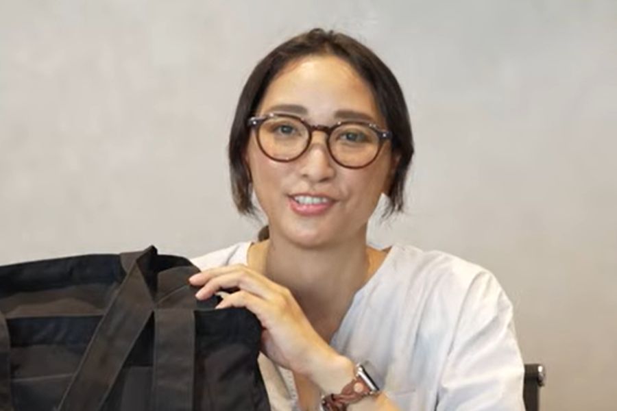 バッグの中身を紹介する杏さん【出典：YouTube「杏/anne TOKYO」よりスクリーンショット】