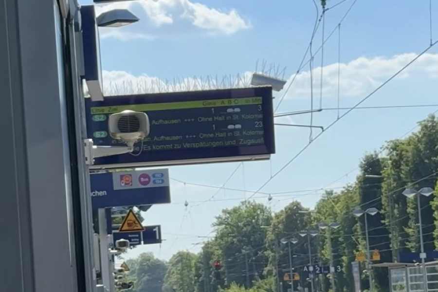電車の到着時間の案内が何度も変わることに衝撃【出典：YouTube「LTブログ」よりスクリーンショット】