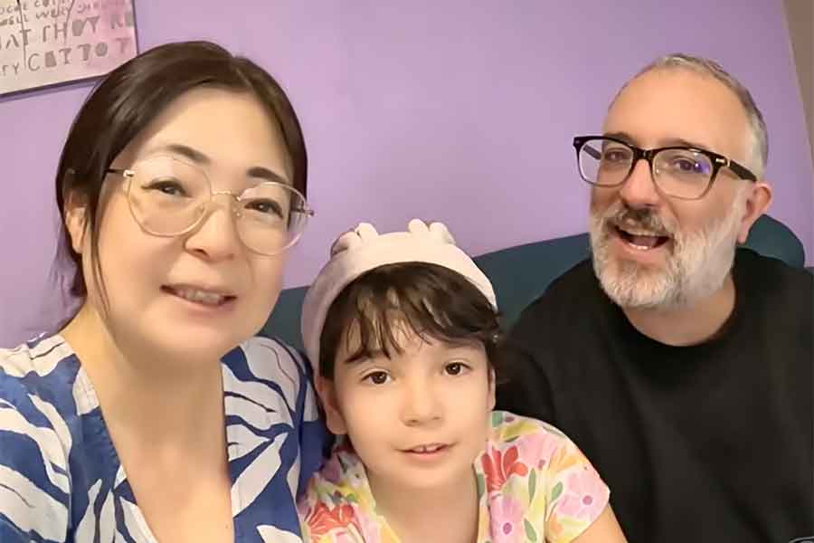 日本行きを楽しみにしている（左から）Mamiさん、マカロンちゃん、お父ちゃん【出典：YouTube「Macaron Chan 南フランス田舎娘」よりスクリーンショット】