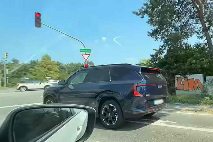 ドイツの街なかでは、韓国メーカーの車を目にすることも【出典：YouTube「LTブログ」よりスクリーンショット】