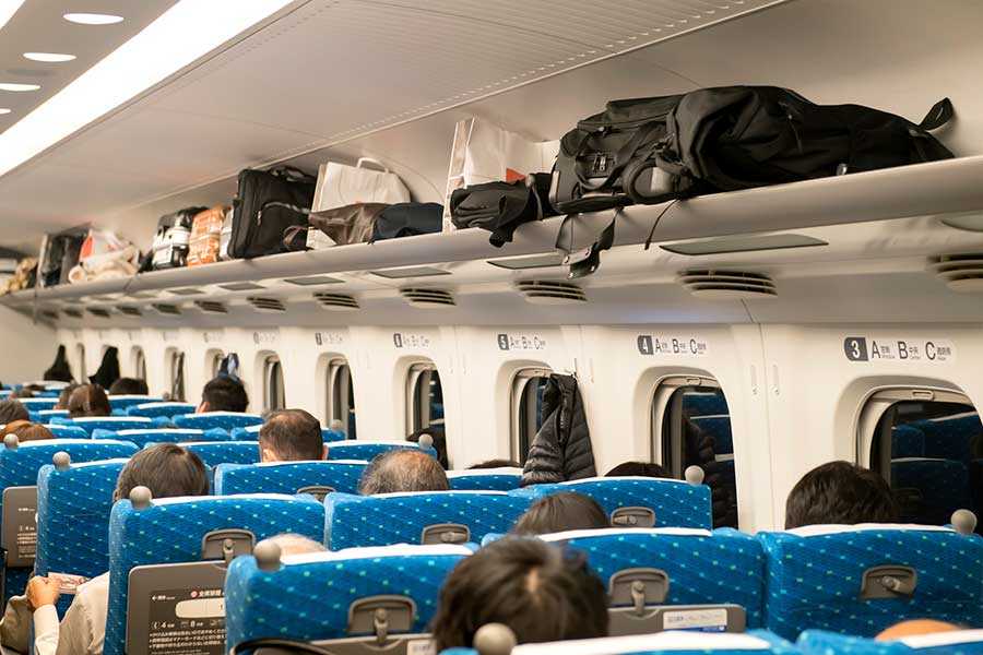 混雑した新幹線の車内（写真はイメージ）【写真：PIXTA】