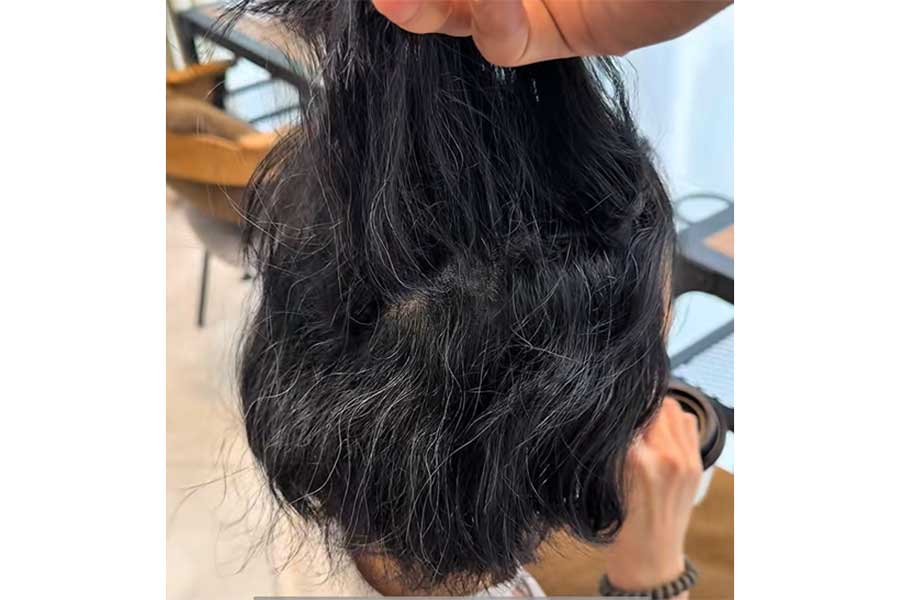湿気による癖毛が悩みの女性【出典：TikTok（view_sho_）よりスクリーンショット】
