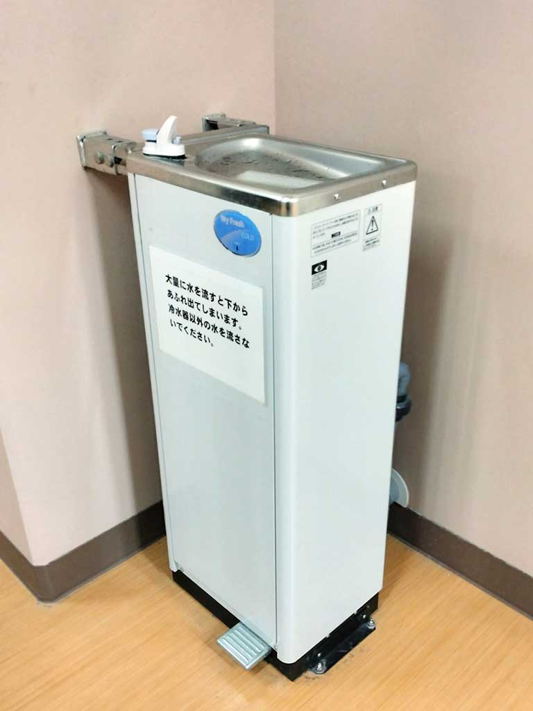 脱衣所などによく設置されている冷水器。うがいはNG（写真はイメージ）【写真：写真AC】