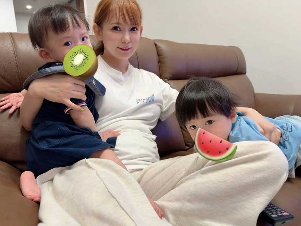 タレントの中川翔子さんと、昨年9月に誕生した息子さんたち【出典:インスタグラム(shoko55mmts)よりスクリーンショット】