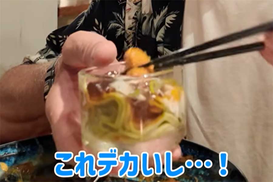 苦手なウニに挑戦するチャールズさん【出典：YouTube「Chihori's Vlog」よりスクリーンショット】