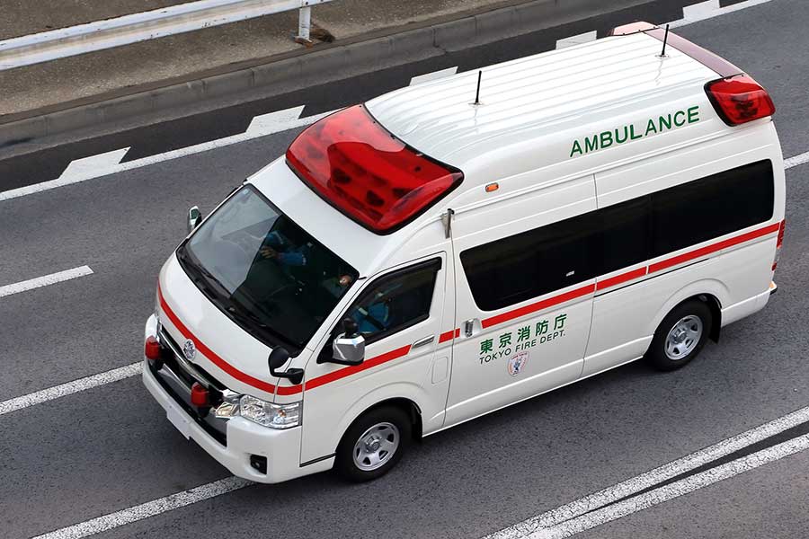 後方から救急車が接近。消防局が推奨する対応とは（写真はイメージ）【写真：写真AC】
