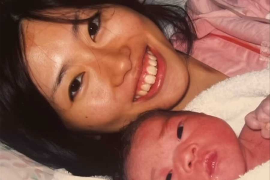 生まれたばかりの娘さんと、笑顔を見せるあけみさん【出典：スレッズ（churara3）よりスクリーンショット】