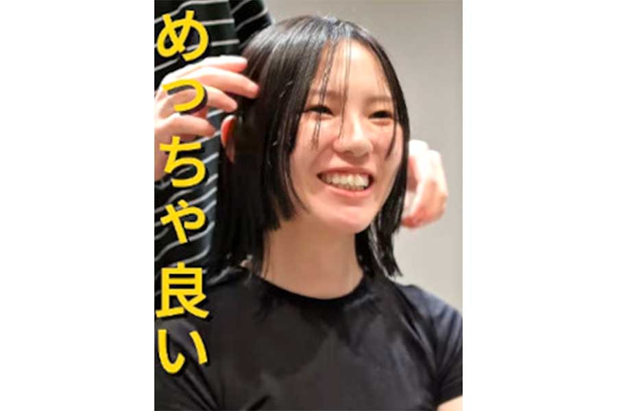 ステップカットと切りっぱなしラインで、洗練された印象になった女性【出典:YouTube「高橋 香汰(takahashi kota)」よりスクリーンショット】