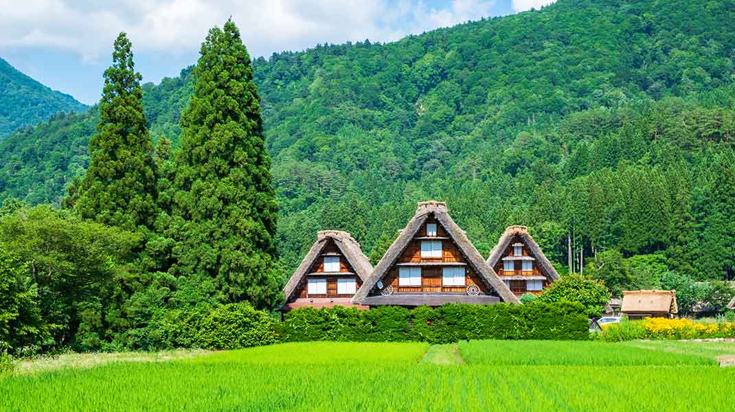 「ひぐらしのなく頃に」の舞台モデルとされる白川郷（写真はイメージ）【写真：PIXTA】