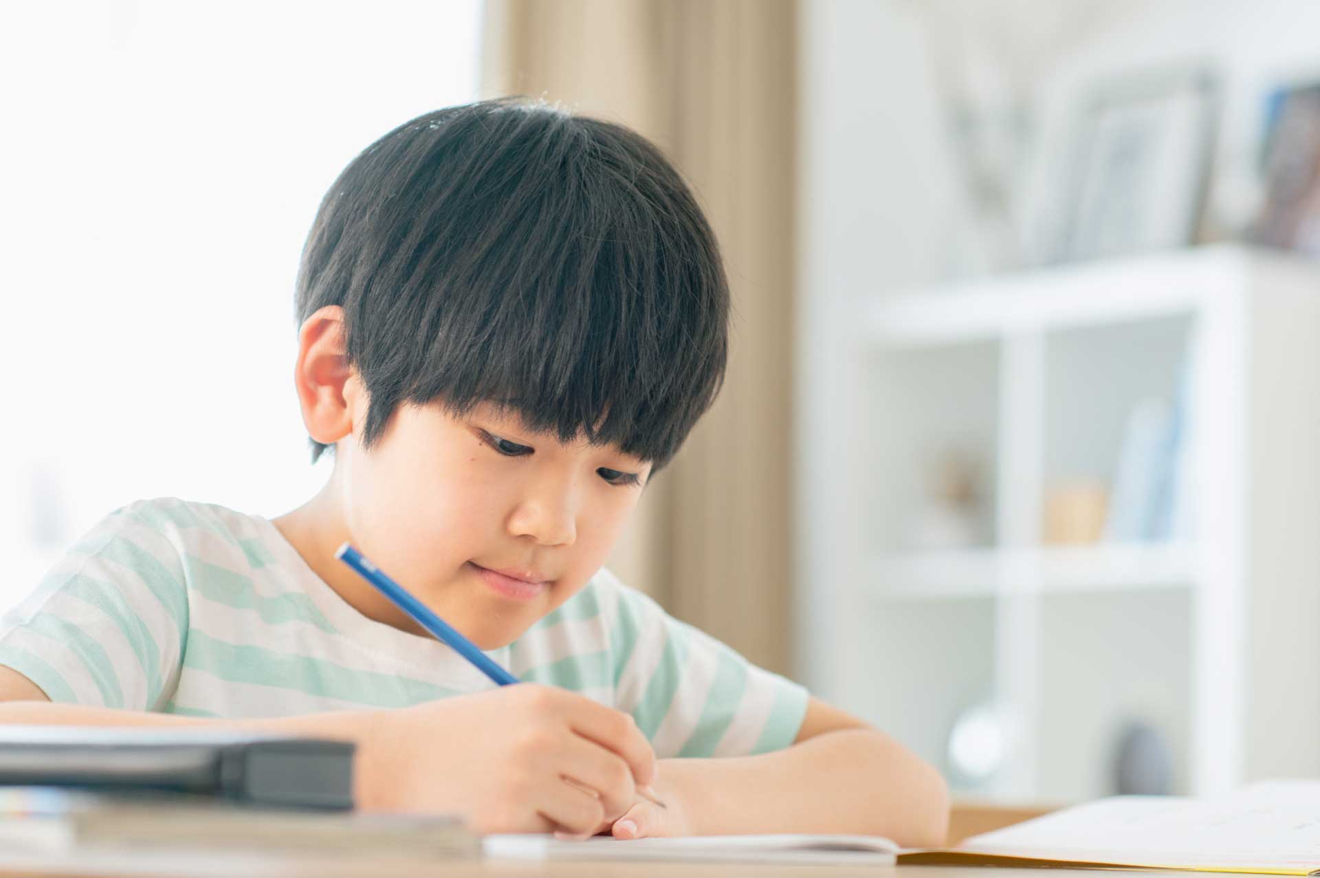 メッセージを書く男の子(写真はイメージ)【写真:写真AC】