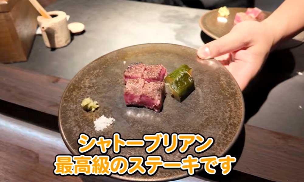 A5ランクの和牛で、さらに希少部位のシャトーブリアンのステーキ【出典：YouTube「Jason Ray ジェイソンレイ」よりスクリーンショット】