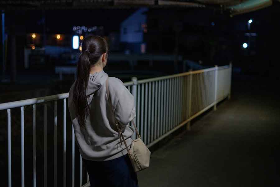 夜道を歩く女性(写真はイメージ)【写真:PIXTA】