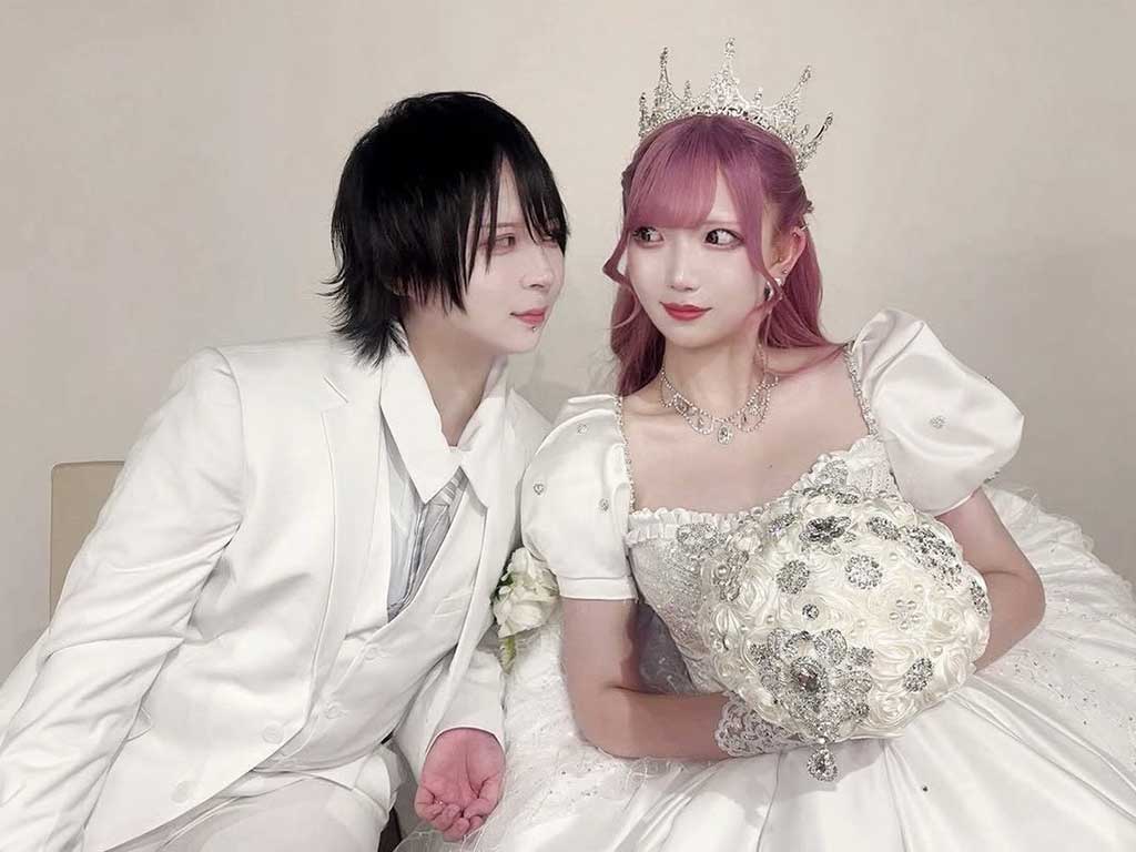 妻・えいひさん(右)と結婚式を揚げた日【写真提供:らいせもえ(lovely315pass)さん】
