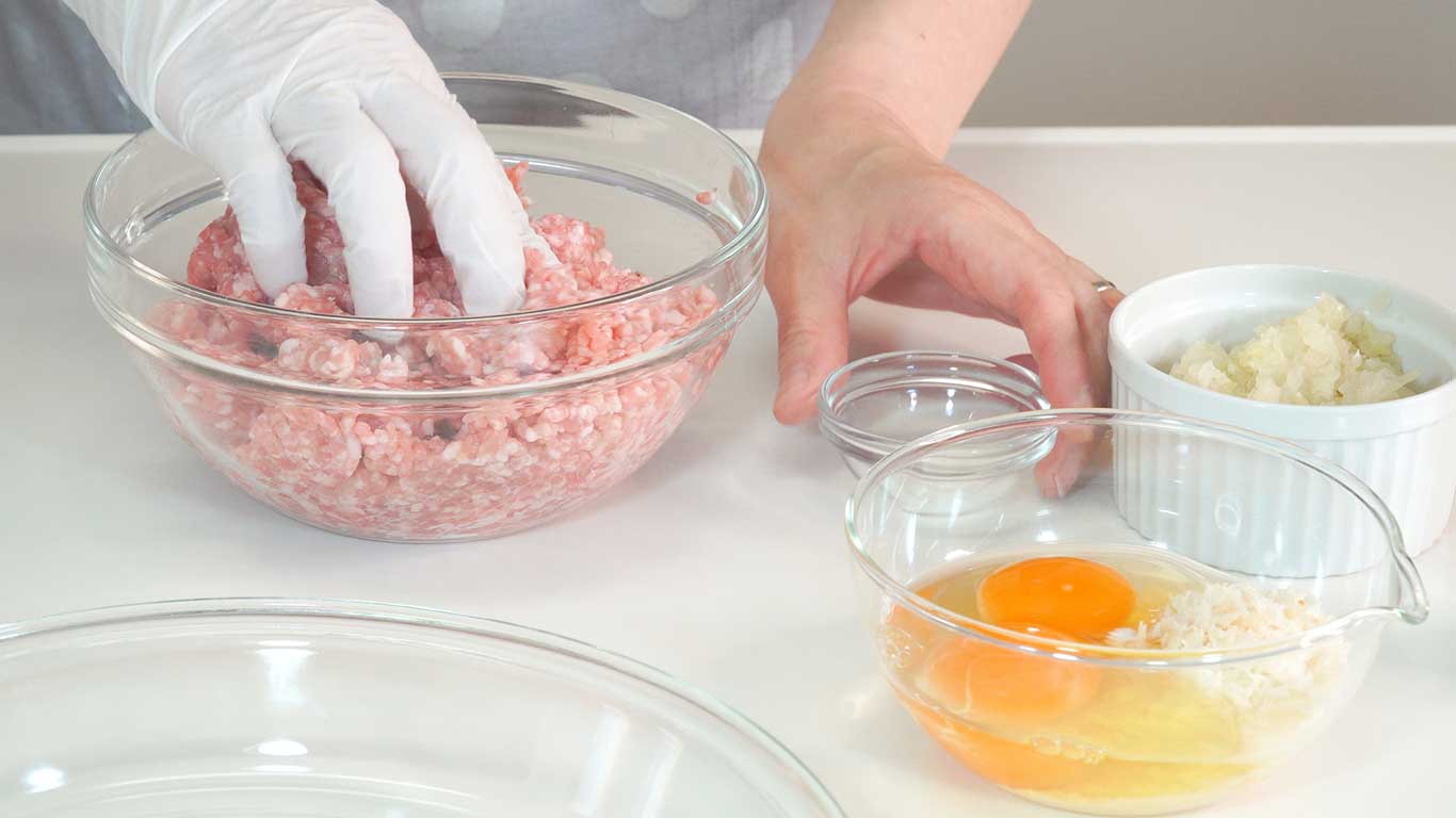 ハンバーグをおいしく作る意外なコツに驚き(写真はイメージ)【写真:PIXTA】