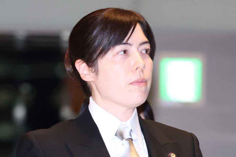 モーニング姿で記念撮影に臨んだ小野田紀美経済安全保障担当相【写真:産経新聞社】