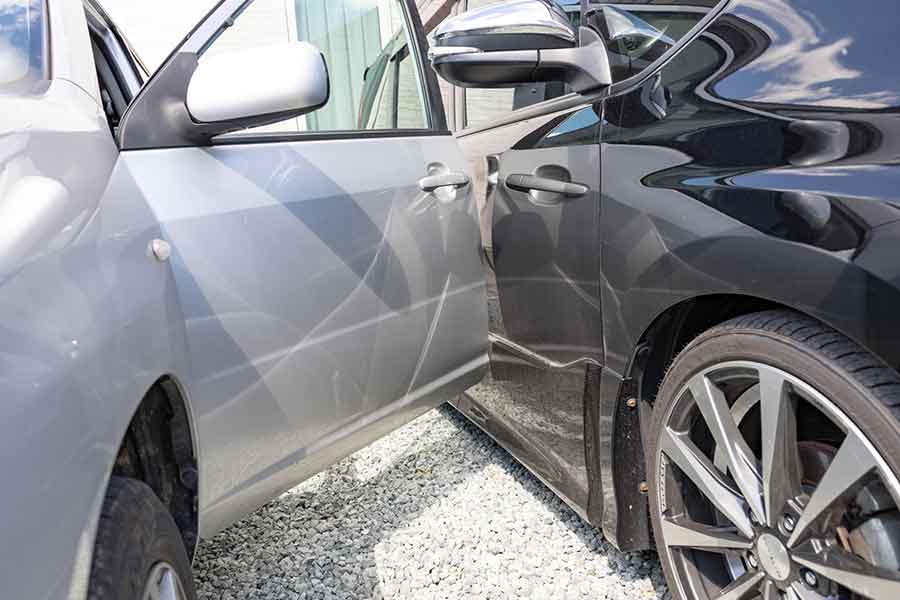 子どもが隣の車にドアをぶつけてできた傷。賠償はどうなる？（写真はイメージ）【写真：PIXTA】【写真：PIXTA】