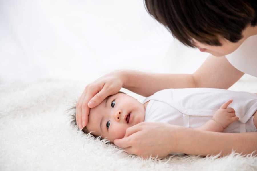 赤ちゃんの発熱は心配になるもの（写真はイメージ）【写真：写真AC】