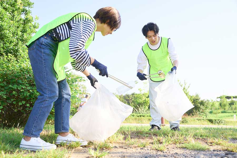 ゴミ拾いをする日本人に感心（写真はイメージ）【写真：PIXTA】