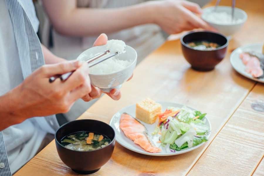 夫婦で食卓を囲む日常の光景（写真はイメージ）【写真：写真AC】