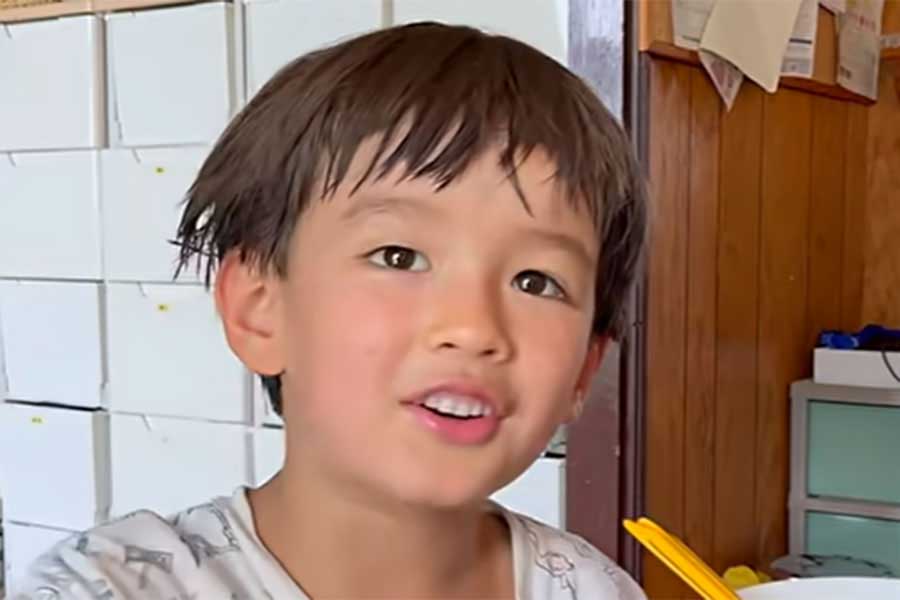 Amiさんの長男・ミオくん【出典：YouTube「Ami's Life」よりスクリーンショット】