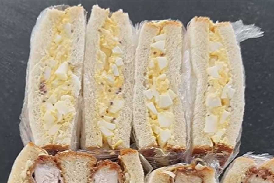 日本のようなふわふわ食感のタマゴサンドは、海外では珍しいそう【出典：YouTube「Shizukaスイス在住日本人の生活」よりスクリーンショット】