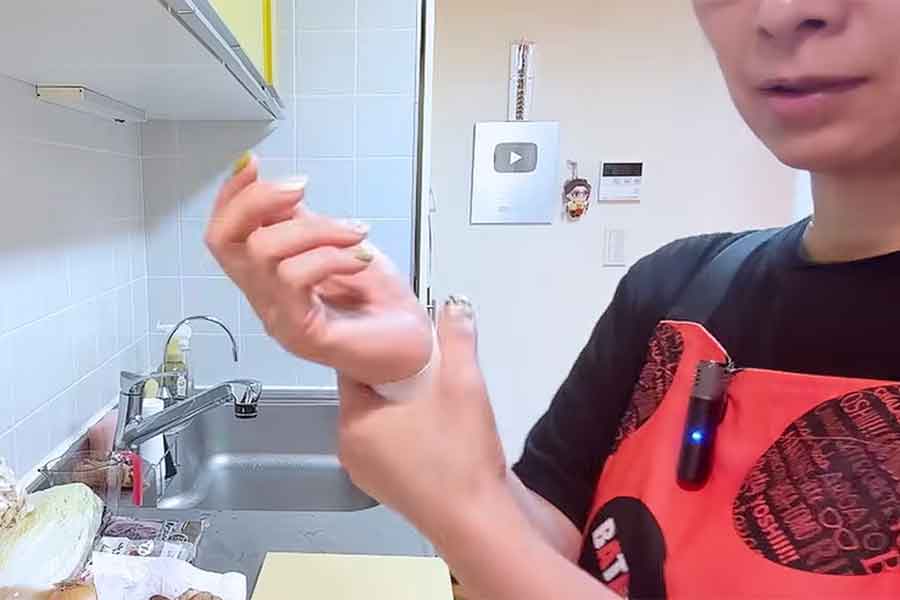 手首に痛みを感じるように【出典：YouTube「バタやんちゃんねる」よりスクリーンショット】