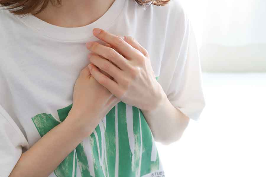 周囲との違いや他者との関係に悩んできた女性(写真はイメージ)【写真:PIXTA】
