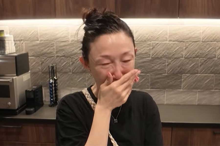 “ひとり時間”中に子どものことを考えて涙する小原さん【出典：YouTube「小原正子」よりスクリーンショット】