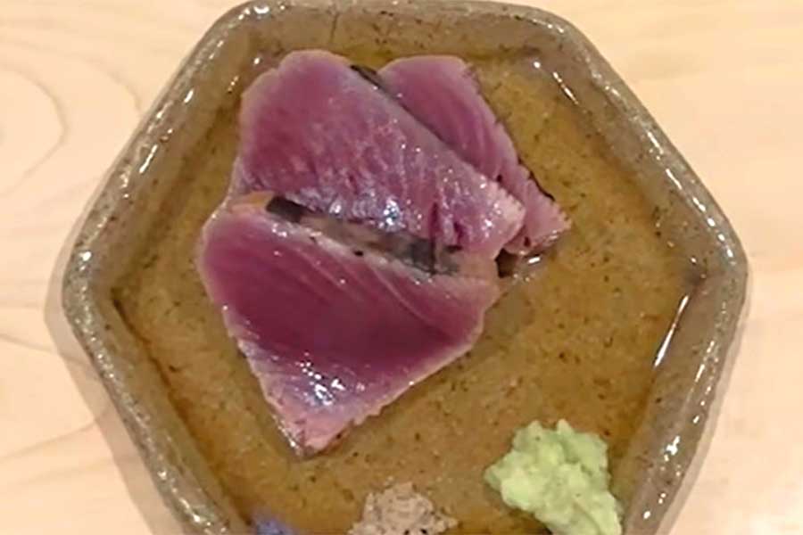 カツオの刺身に感動【出典：YouTube「日本食冒険記Tokyo Food Adventures」よりスクリーンショット】