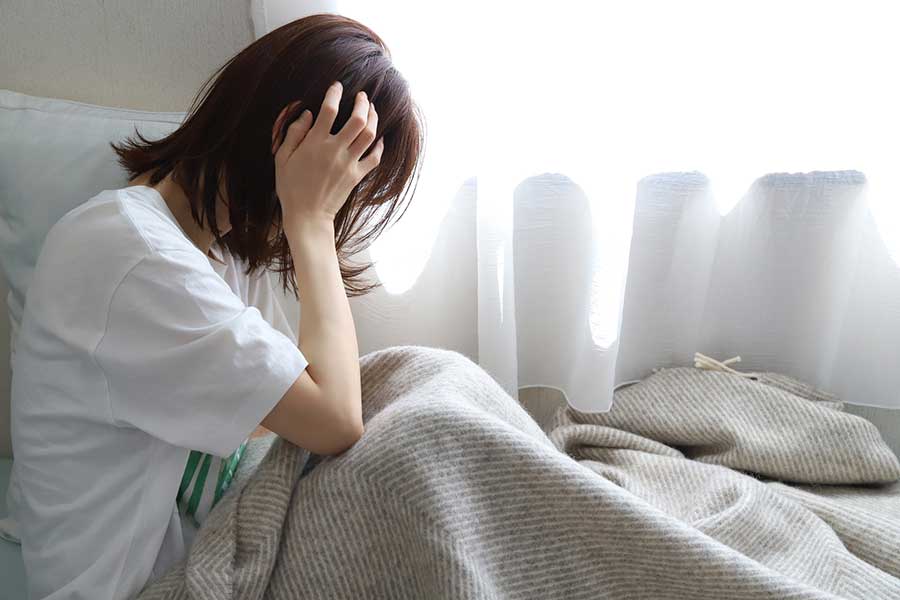 生活でさまざまな困り事を抱えている女性(写真はイメージ)【写真:PIXTA】