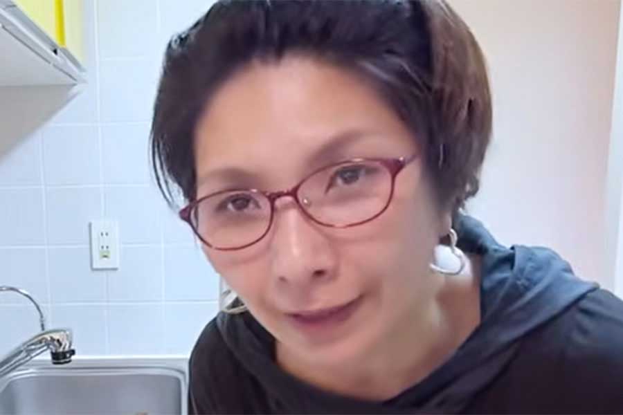 タレントのくわばたりえさん【出典：YouTube「バタやんちゃんねる」よりスクリーンショット】