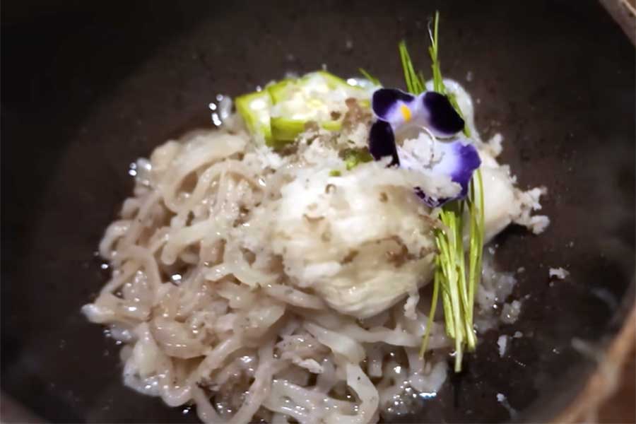 うどんをすすって食べることに抵抗【出典：YouTube「Jason Ray ジェイソンレイ」よりスクリーンショット】