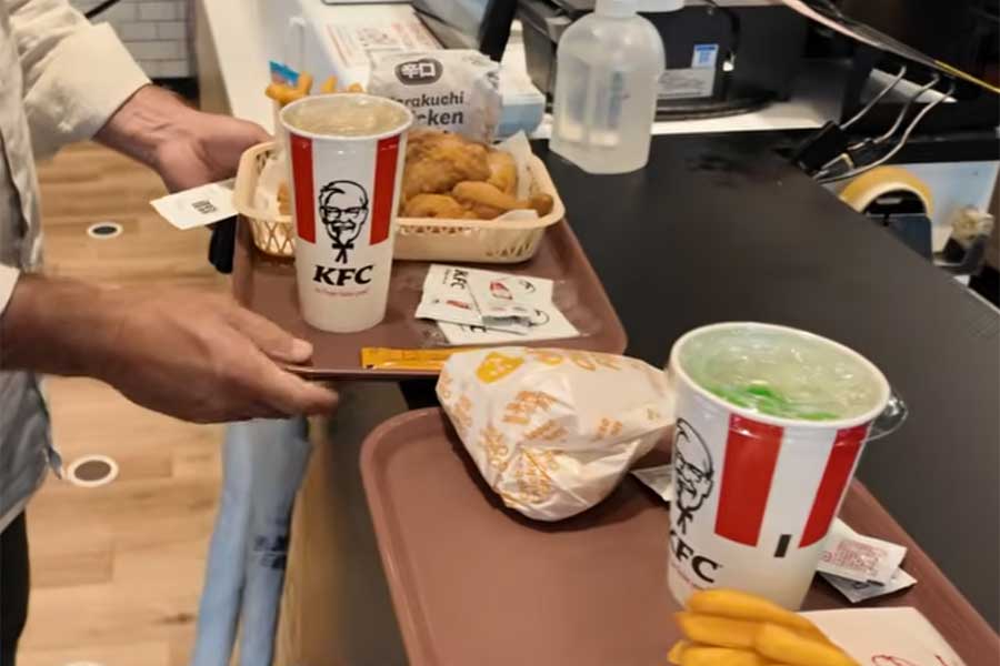 日本のKFCに感動。クリスマス限定メニューを持ち帰りたいという【出典：YouTube「Jason Ray ジェイソンレイ」よりスクリーンショット】