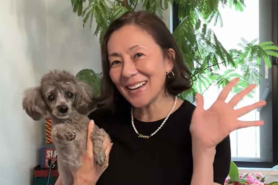 愛犬のグリちゃんを抱く、RIKACOさん【出典：YouTube「RIKACO LIFE」よりスクリーンショット】