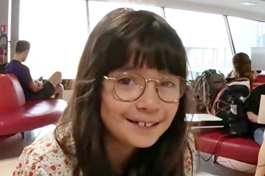 フランス人のパパと日本人のママを持つマカロンちゃん【出典：YouTube「Macaron Chan 南フランス田舎娘」よりスクリーンショット】