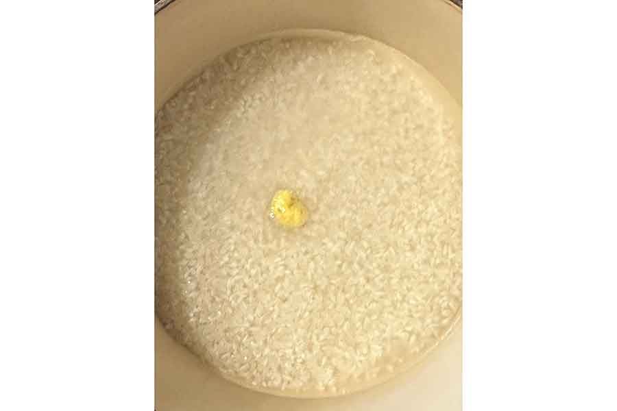 お米の真ん中に、次男くんが拾った栗が1粒【写真提供:フルール吉祥岡崎さん(fleur_kichijo_okazaki)】