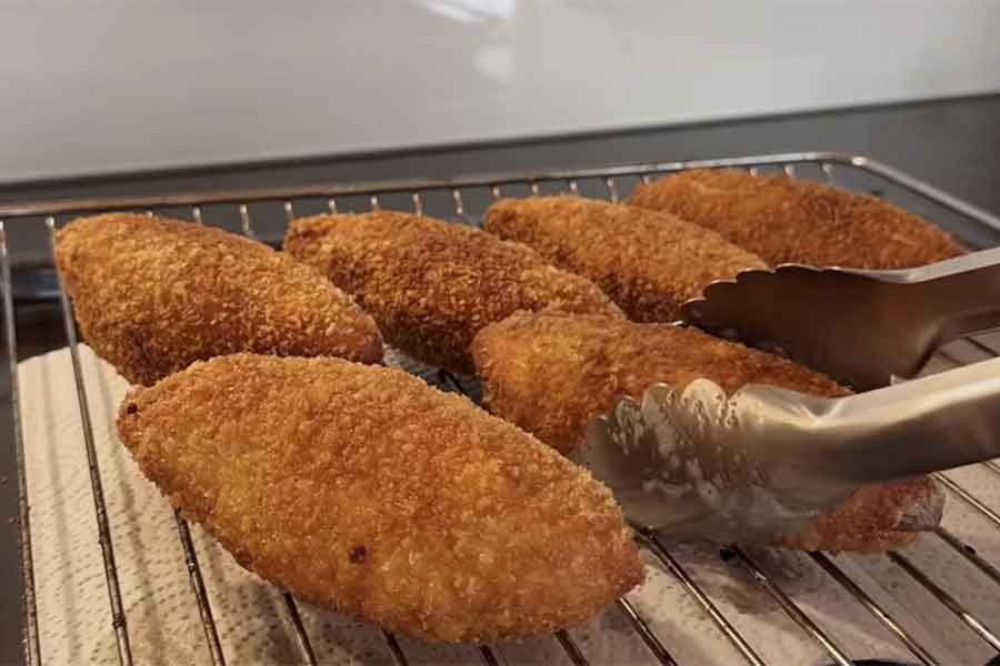 しずかさんが手作りした、揚げたてカレーパンに感動【出典：YouTube「Shizukaスイス在住日本人の生活」よりスクリーンショット】