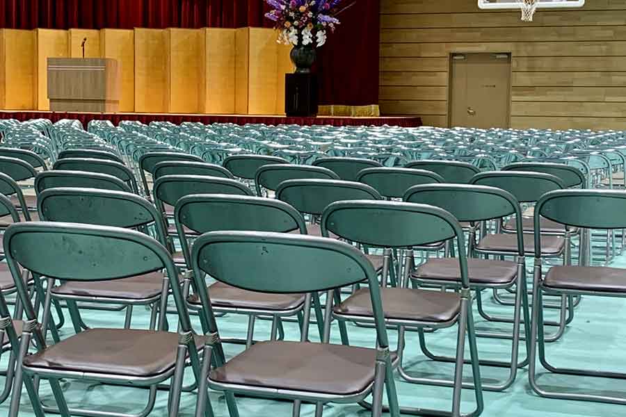 入学式会場にずらりと並べられた椅子（写真はイメージ）【写真：写真AC】