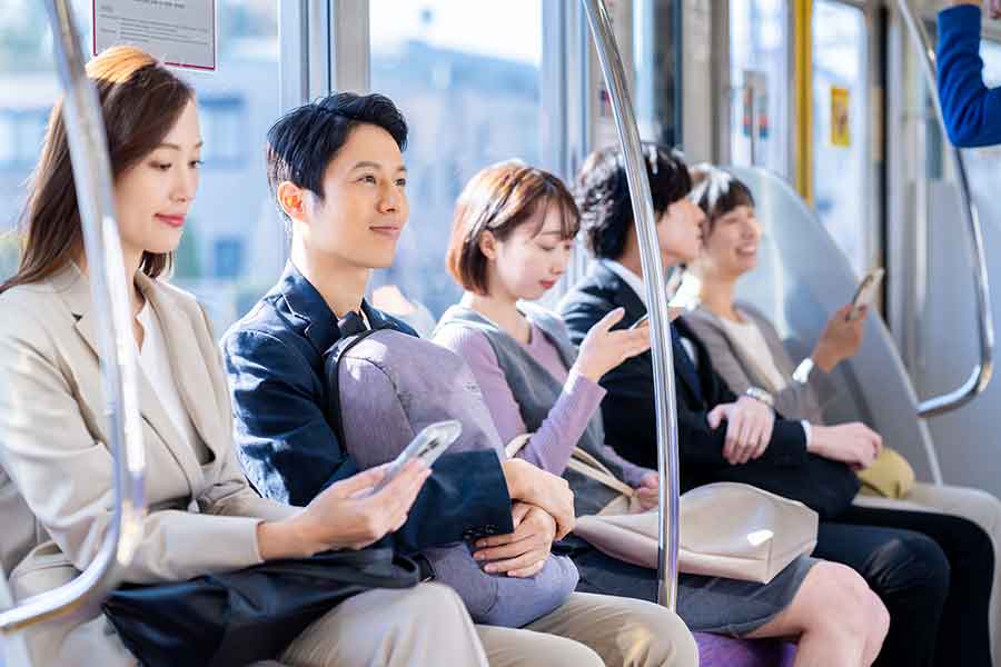 静かな電車の車内（写真はイメージ）【写真：PIXTA】