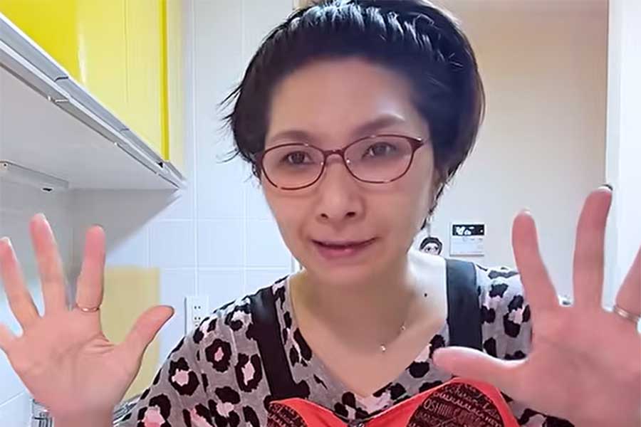 タレントのくわばたりえさん【出典：YouTube「バタやんちゃんねる」よりスクリーンショット】