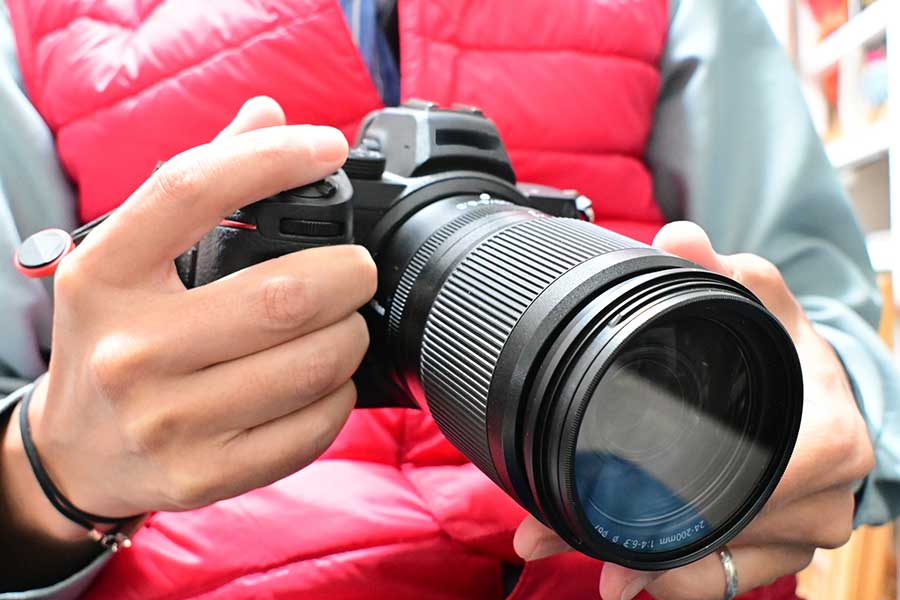 競技中のアスリートを撮影する人（写真はイメージ）【写真：PIXTA】