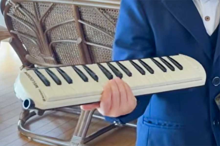 ファビオさんによると、スイスの小学校では鍵盤ハーモニカを習わないそう【出典：YouTube「Ami's Life」よりスクリーンショット】